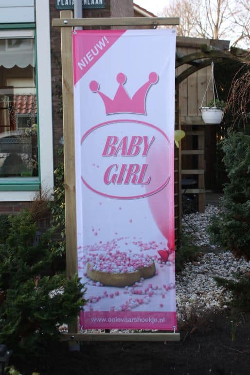 boondesigns geboorte-aankondigingen banier in houten frame baby girl meisje roze