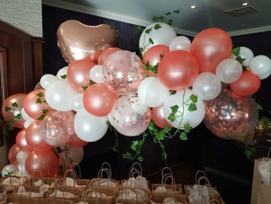 boondesigns ballondecoratie huwelijk ballontros wit rose/gold met hartballon